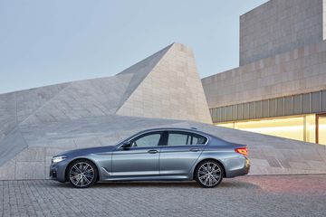 Giá xe BMW 5-Series 2017 từ 52,195 USD với 2 phiên bản lựa chọn 3