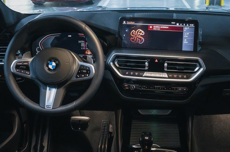 Nội thất BMW X4 2023 sở hữu nhiều tiện nghi hiện đại, kết hợp cũng các chất liệu cao cấp