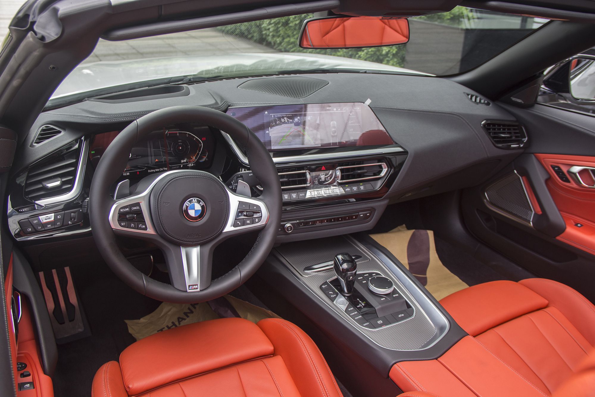 Nội thất BMW Z4 2023 thời thượng nhờ sự kết hợp hài hòa giữa chất liệu da cao cấp cùng các chi tiết kim loại sáng bóng làm điểm nhấn sang trọng