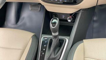 Hyundai Accent 2024 vẫn sử dụng phanh tay cơ và cần số bọc da