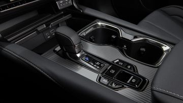 Lexus RX 2023 cũng đã nâng cấp cần số điện tử với kích thước nhỏ gọn