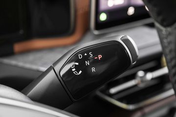 Cần số Skoda Kodiaq 2025 cũng được thiết kế cần gạt điện tử ở phía sau vô lăng