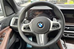 Trong khi vô lăng BMW X5 xDrive40i M Sport cũng được bọc da, nhưng giữ lại các phím analog quen thuộc