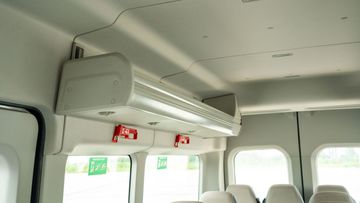 Khoang nội thất Ford Transit 2024 vượt trội thế hệ trước ở khả năng chứa đồ