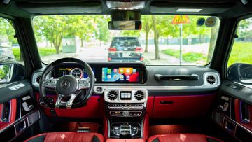 Bước vào bên trong khoang nội thất của Mercedes G63 AMG 2023, người dùng sẽ ngay lập tức cảm nhận được sự xa hoa, rộng rãi