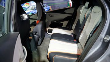 Hàng ghế sau BYD Dolphin 2024 cũng khá thoải mái với sàn để chân phẳng cho cả 3 vị trí ngồi