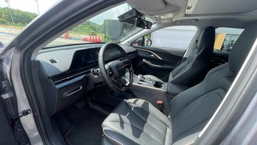 Khoang cabin của Omoda C5 sở hữu ấn tượng tổng thể hiện đại và cao cấp với cụm màn hình nối liền.
