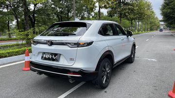 Cụm đèn hậu kết hợp cùng dải đèn LED màu trắng trên bản RS