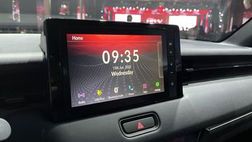 Cả 2 phiên bản của Honda HR-V 2023 đều sở hữu màn hình cảm ứng giải trí trung tâm 8 inch đặt nổi