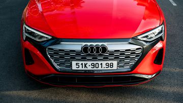 Nắp capo Audi Q8 e-tron 2024 cũng được thiết kế cong vòm tạo hiệu ứng khí động học