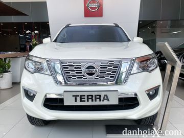 Đầu xe Nissan Terra 2021 với rất nhiều chi tiết sử dụng chất liệu chrome.