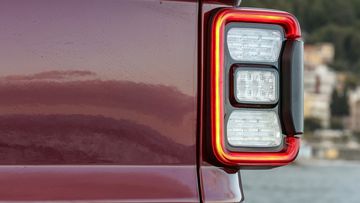 Jeep Gladiator 2023 cũng sử dụng thiết kế đèn hậu LED tách rời khỏi thân xe