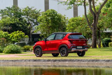 Ở phần thân xe, khác biệt lớn nhất với Sonet hiện tại nằm ở thiết kế mâm xe. 