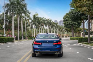 Đồ hoạ LED dạng 3D với vùng chiếu sáng được thiết kế dày, kết hợp với chóa đèn sơn đen