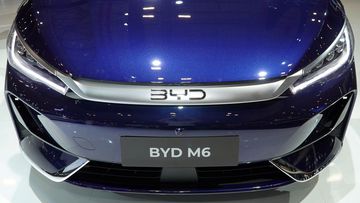 Đầu xe BYD M6 2025 ấn tượng với mặt ca lăng mạ chrome quen thuộc
