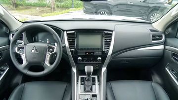 Khoang lái của Mitsubishi Pajero Sport 2024 gây ấn tượng bởi thiết kế đối xứng truyền thống