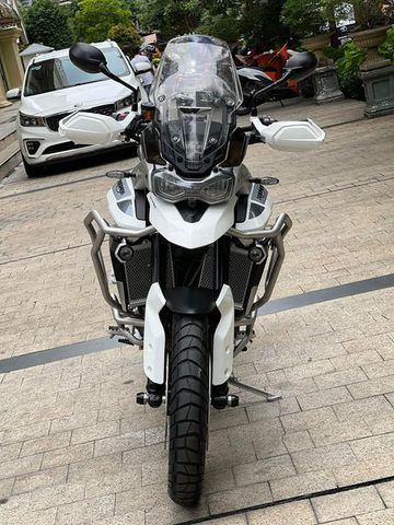 Đèn pha LED với thiết kế hình lục giác của Triumph Tiger 900 GT Pro 2023 gọn gàng và sắc nét