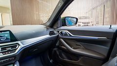 Đèn viền trang trí nội thất BMW 4 Series 2023 có thể đổi màu xanh