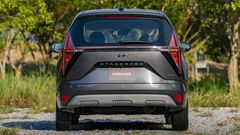 Đèn hậu của Hyundai Stargazer đặt dọc và liên kết với nhau bằng một dải LED