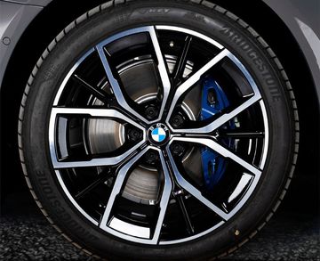BMW 530i M Sport 2022 LCI có bộ la-zăng dạng 5 chấu kép với đường kính 19 inch