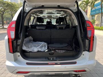 Khoang hành lý trên Mitsubishi Pajero Sport 2023 ở trạng thái tiêu chuẩn