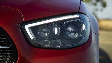 Cụm đèn Multibeam LED chỉ được trang bị trên E 300 AMG.