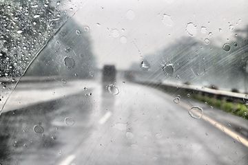 Mẹo xử lý mờ kính, nhòe gương khi lái xe ô tô trời mưa 1