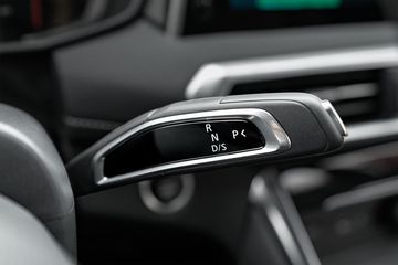 MG G50 2025 phiên bản DEL và LUX tích hợp cần số điện tử ngay sau vô lăng giống các dòng xe cao cấp