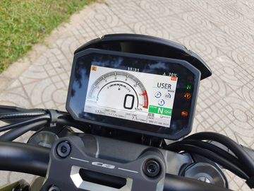 Màn hình đồng hồ lái trên Honda CB1000R 2023
