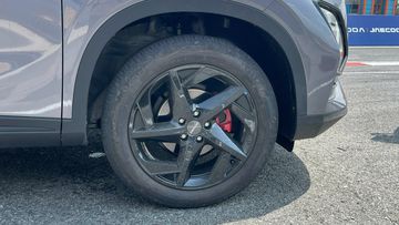 Ở phần hông xe, mâm 18 inch sơn đen là tuỳ chọn tiêu chuẩn ở cả hai bản.