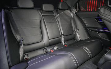 Hàng ghế sau có không gian rộng rãi