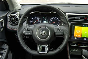 MG ZS 2023 được trang bị vô lăng 3 chấu bọc da có đáy vát phẳng kiểu D-Cut thể thao