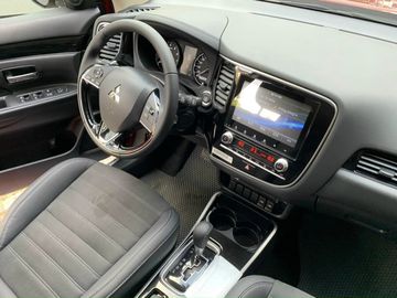 Mitsubishi Outlander 2023 được trang bị tiêu chuẩn màn hình cảm ứng trung tâm 8 inch