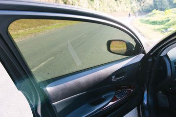 Tổng cản nhiệt của dòng kính lái lên đến 70%, đối với dòng kính cửa sổ hông và kính hậu lên đến 90%, điều đó cho thấy dán phim cách nhiệt đem lại sự dịu mát cho xe, tiết kiệm nhiên liệu tiêu hao trong quá trình làm lạnh.