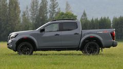 Thân xe Nissan Navara được bổ sung các chi tiết thể thao hơn hẳn trước đây