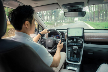 Innova Cross còn đáp ứng nhu cầu trực tiếp cầm lái của người ngồi vị trí lái 