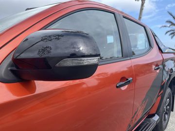 Gương chiếu hậu trên các phiên bản Mitsubishi Triton Athlete được sơn đen