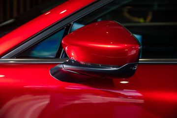 Gương chiếu hậu của CX-30 2022 được đặt tách biệt ở phần thân xe, giúp tăng tầm quan sát cho người lái và tạo ấn tượng hiện đại cho xe