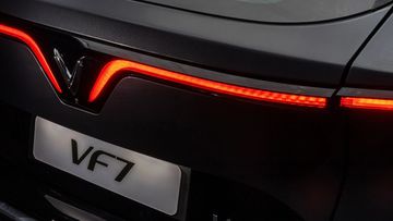 Đuôi xe VinFast VF 7 2024 nổi bật với cụm đèn hậu LED tạo hình cánh chim đặc trưng