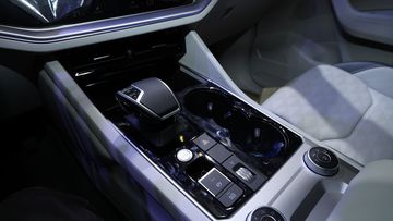 Cần số Volkswagen Touareg 2023 có thiết kế vừa vặn trong nắm tay của người dùng