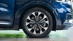 Kia Carnival 2024 vẫn bề thế với la-zăng 19 inch