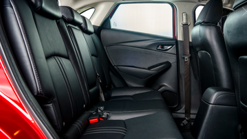 Hàng ghế sau được trang bị bệ tỳ tay, cửa gió điều hoà riêng, gối tựa đầu và dây an toàn