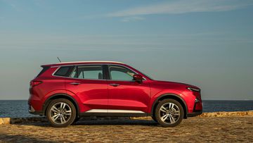 Thân xe Ford Territory 2023 cũng cũng tinh tế với những đường gân dập nổi 