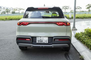 Đuôi xe BYD ATTO 2 2025 vẫn đậm chất SUV dù các chi tiết được bo tròn đồng bộ với ngôn ngữ thiết kế chung