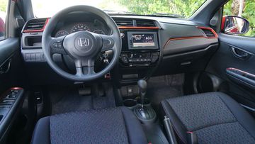 Khoang lái trên Honda Brio RS được nhấn nhá bằng một số chi tiết ốp màu cam