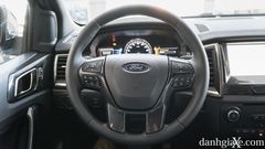 Vô lăng trên Ford Everest dạng 3 chấu bọc da