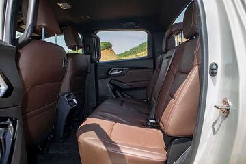 Hàng ghế sau Isuzu D-Max 2023 linh hoạt khi có thể gập theo tỷ lệ 60:40