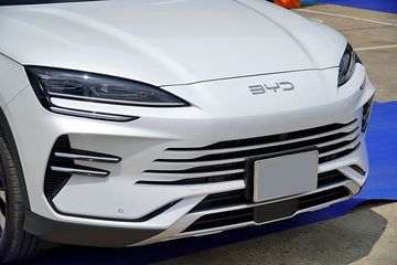 BYD Sealion 6 2025 cũng thiết kế ốp bảo vệ cản trước tăng phần cứng cáp, kết hợp với hốc hút gió phía trước đem lại sự cân bằng