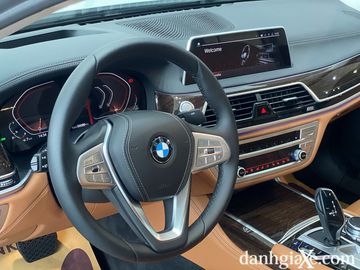 Danh gia so bo xe BMW 740Li LCI 2020