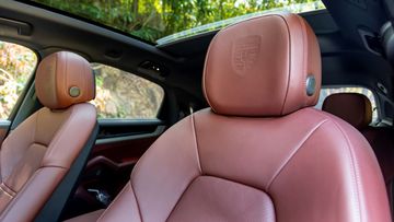 Hàng ghế trước Porsche Cayenne 2024 trang bị chỉnh điện 8 hướng tích hợp sưởi ấm